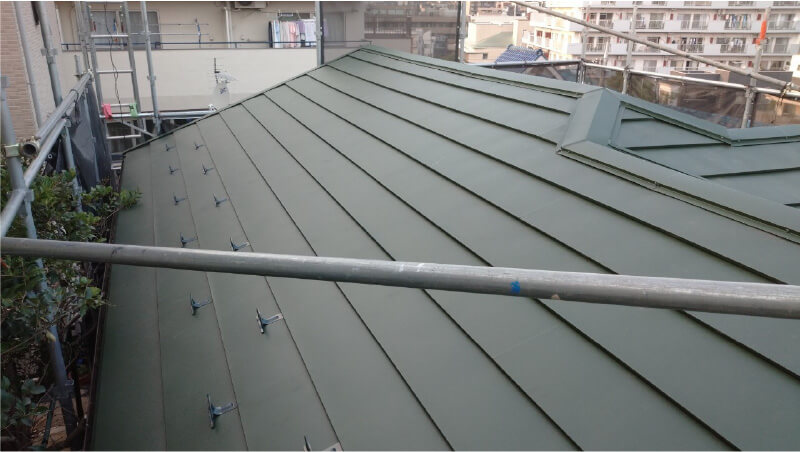 板橋区の屋根葺き替え工事のガルバリウム鋼板の設置