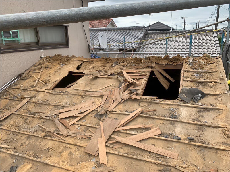 香取市の屋根葺き替え工事の瓦の撤去