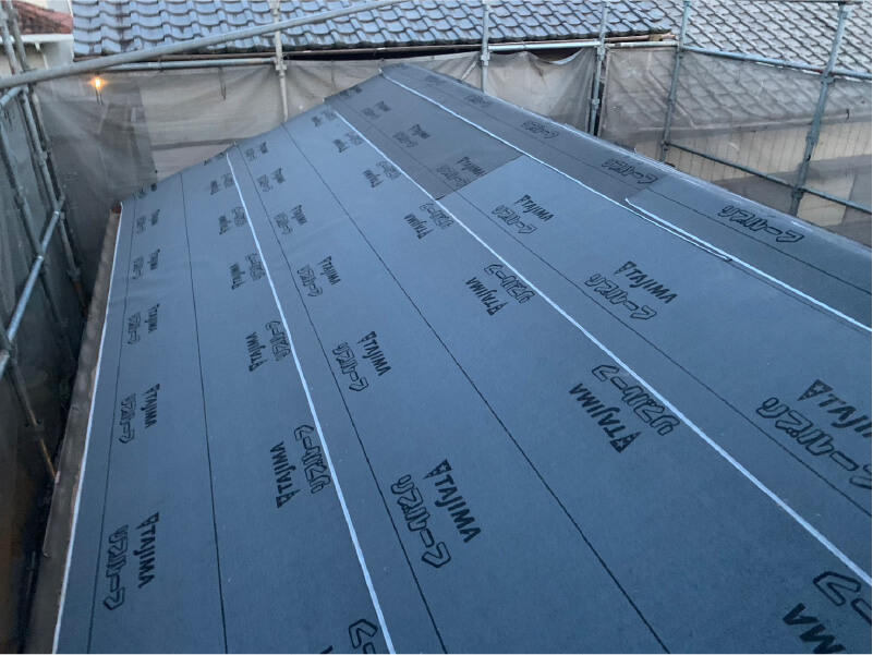 香取市の屋根葺き替え工事の防水シートの設置