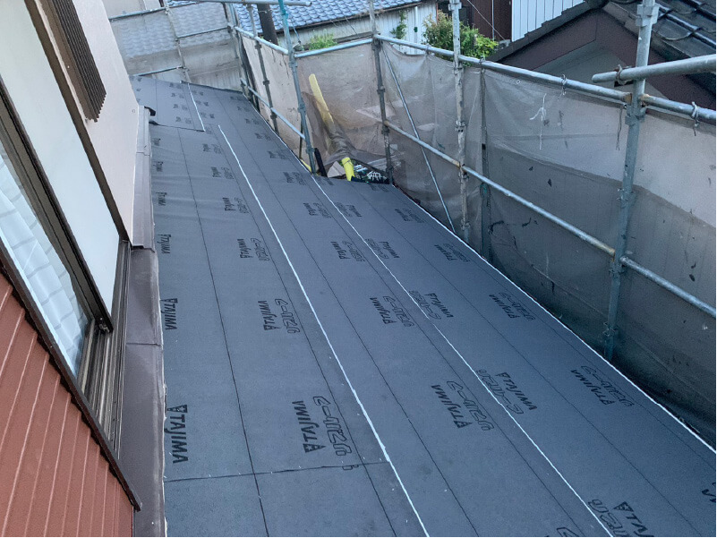 香取市の屋根葺き替え工事の防水シートの設置