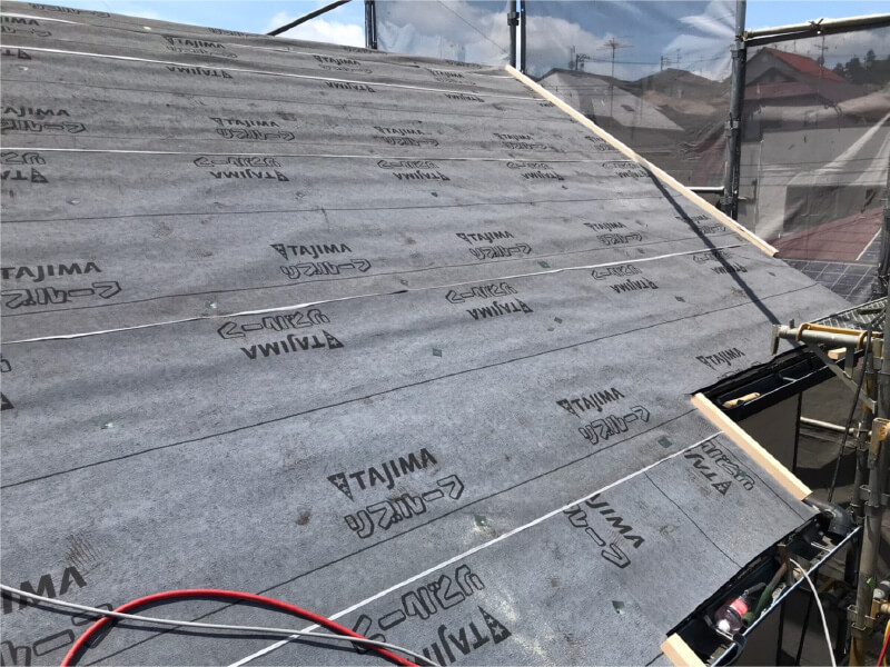町田市の屋根リフォームの棟板金の防水シートの設置