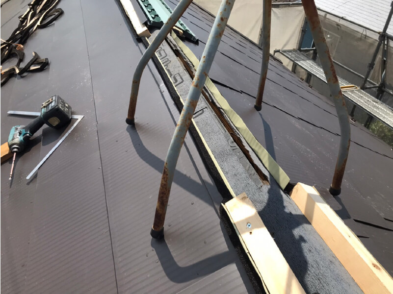 町田市の屋根リフォームの棟板金のガルバリウム鋼板の設置