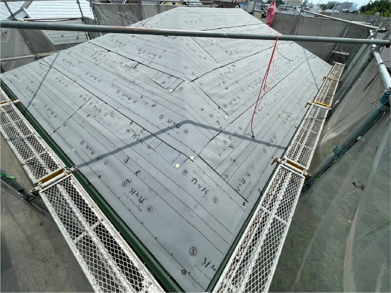 町田市の屋根リフォームの防水シートの設置
