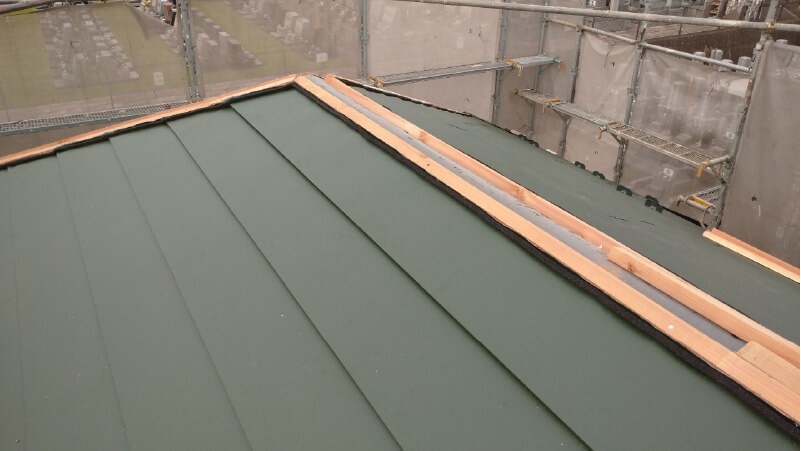 町田市の屋根リフォームのガルバリウム鋼板の設置