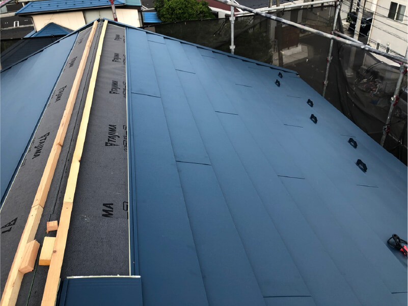 市川市の屋根リフォームのガルバリウム鋼板の設置