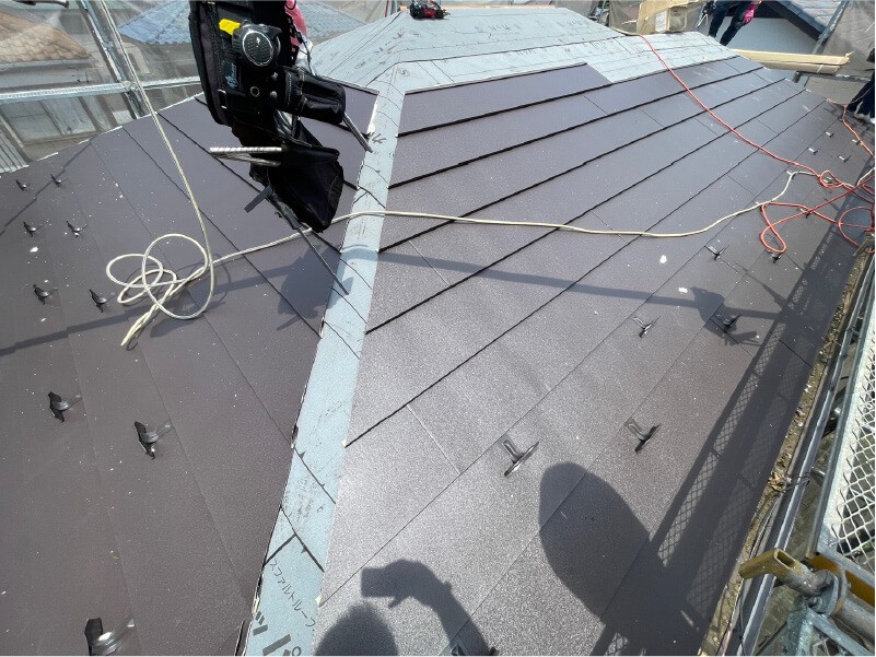 柏市の屋根リフォームのガルバリウム鋼板の設置