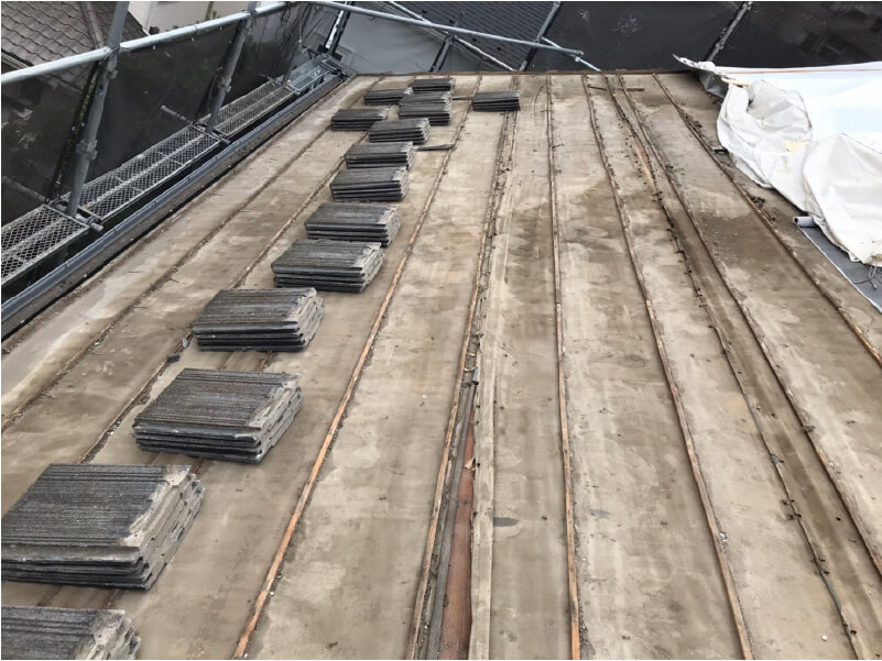 横浜市の屋根葺き替え工事の既存の屋根材の撤去