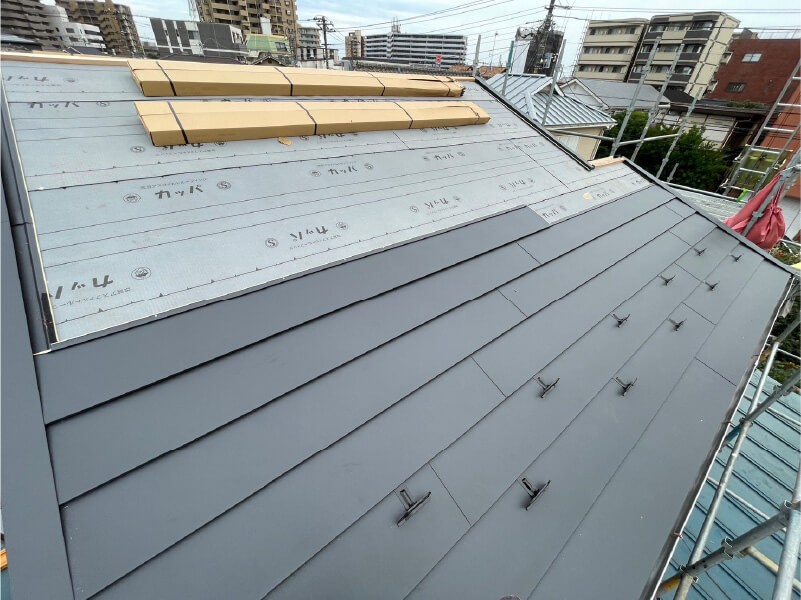 千葉市の屋根葺き替え工事のガルバリウム鋼板の設置