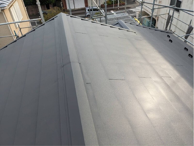 千葉市の屋根葺き替え工事のガルバリウム鋼板の設置