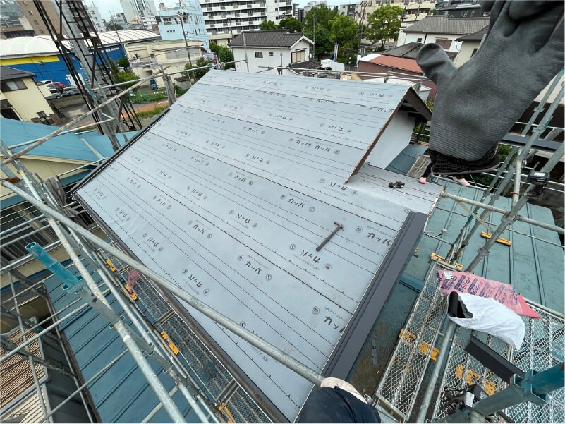 千葉市の屋根葺き替え工事の防水シートの設置