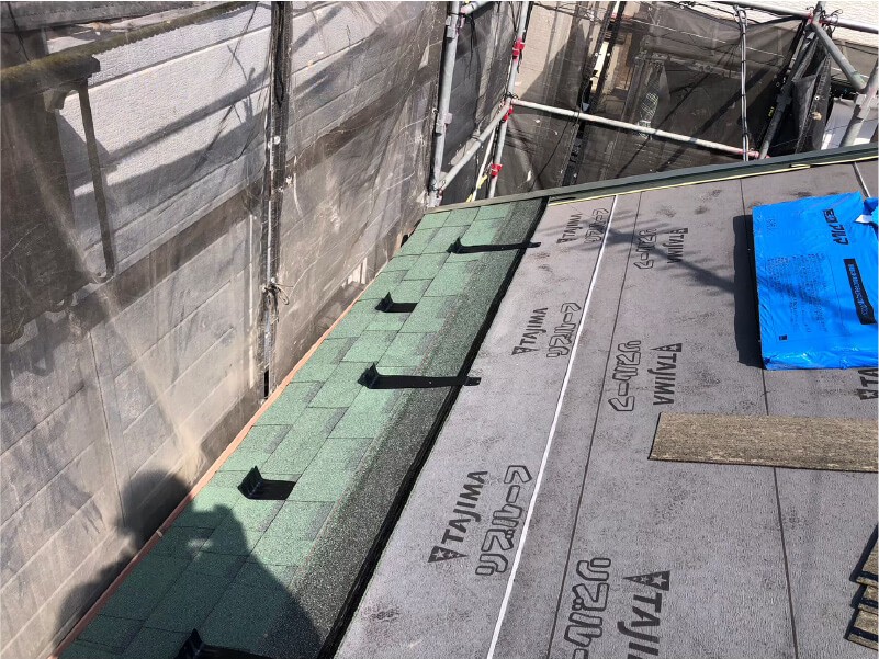 江戸川区の屋根葺き替え工事のアスファルトルーフィングの設置