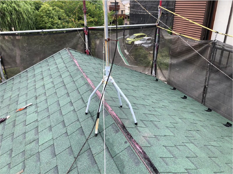 江戸川区の屋根葺き替え工事のアスファルトルーフィングの設置