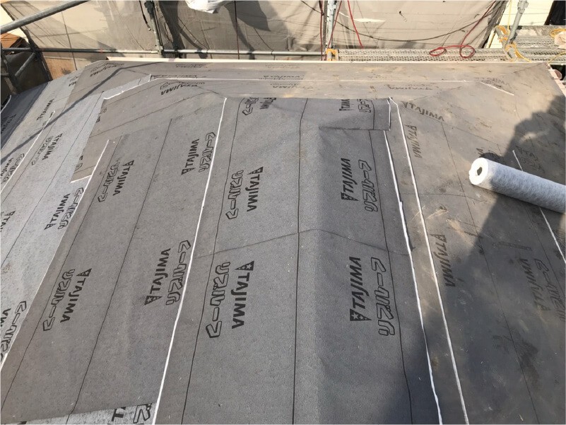 板橋区の屋根葺き替え工事の防水シートの設置