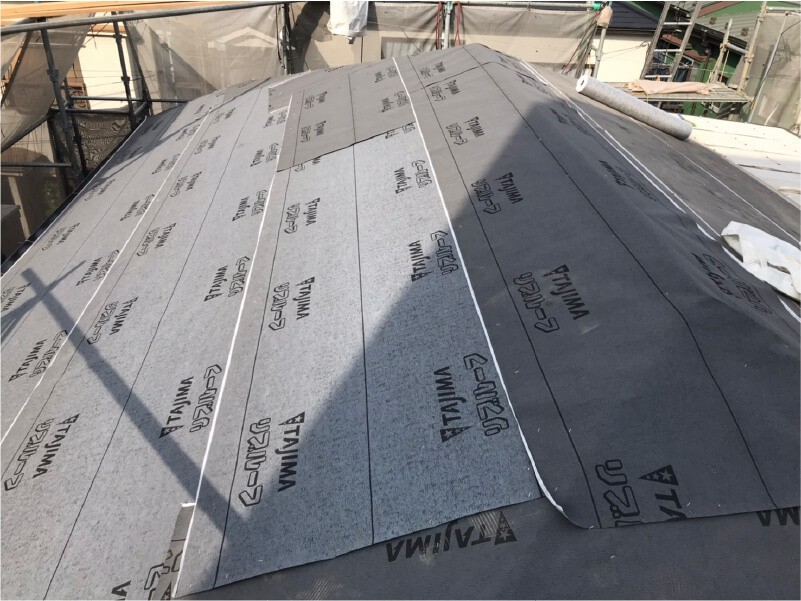 板橋区の屋根葺き替え工事の防水シートの設置