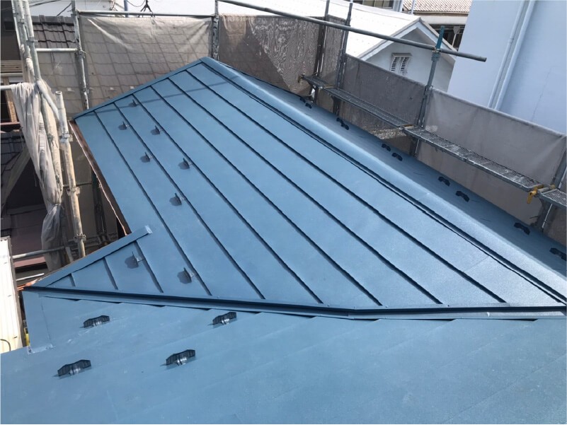 板橋区の屋根葺き替え工事のガルバリウム鋼板の施工後の様子