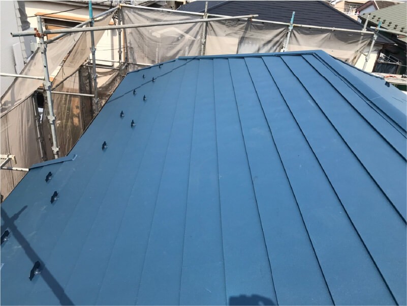 板橋区の屋根葺き替え工事のガルバリウム鋼板の施工後の様子