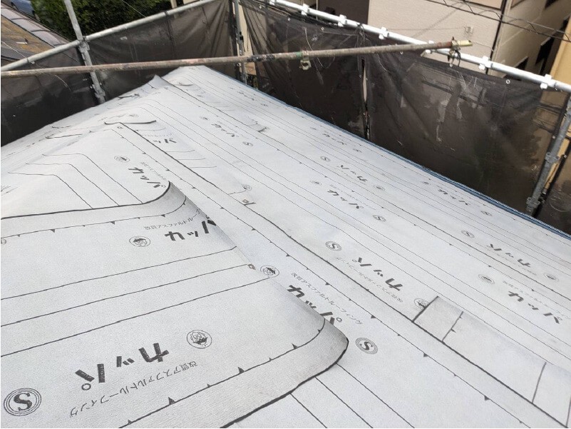 厚木市の屋根リフォームの防水シートの設置