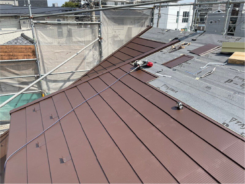 足立区の屋根リフォームのガルバリウム鋼板の設置