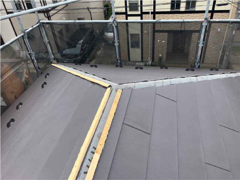 船橋市の屋根リフォームのガルバリウム鋼板の施工