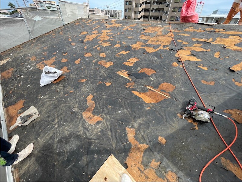 茅ヶ崎市の屋根葺き替え工事の屋根材の撤去