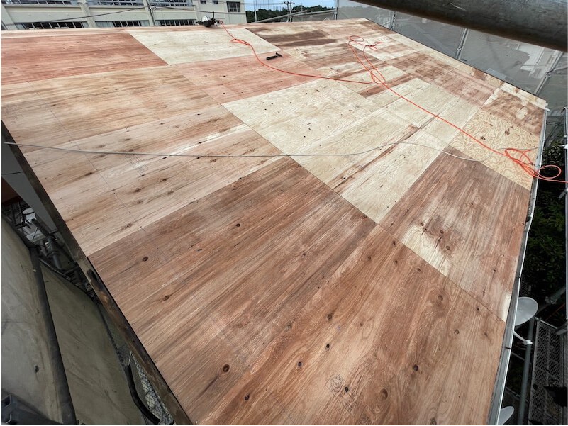 茅ヶ崎市の屋根葺き替え工事の野地板の設置
