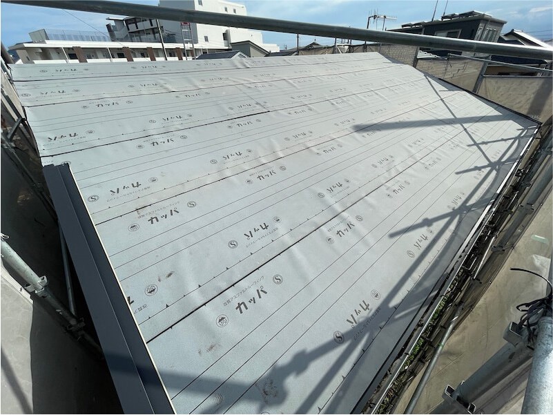 茅ヶ崎市の屋根葺き替え工事の防水シートの設置