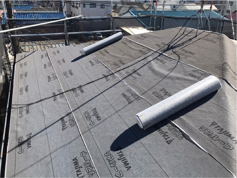 川口市の屋根葺き替え工事の防水シートの設置