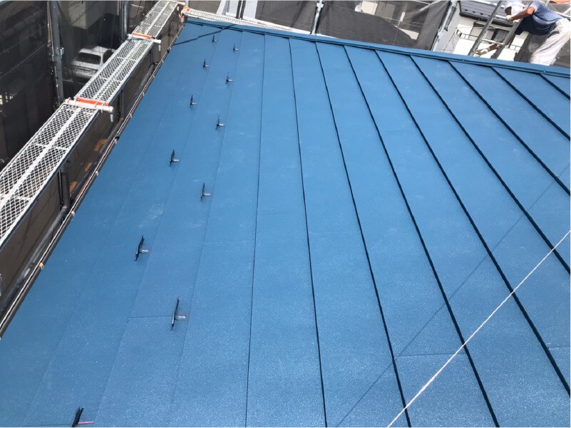 川口市の屋根葺き替え工事のガルバリウム鋼板の設置
