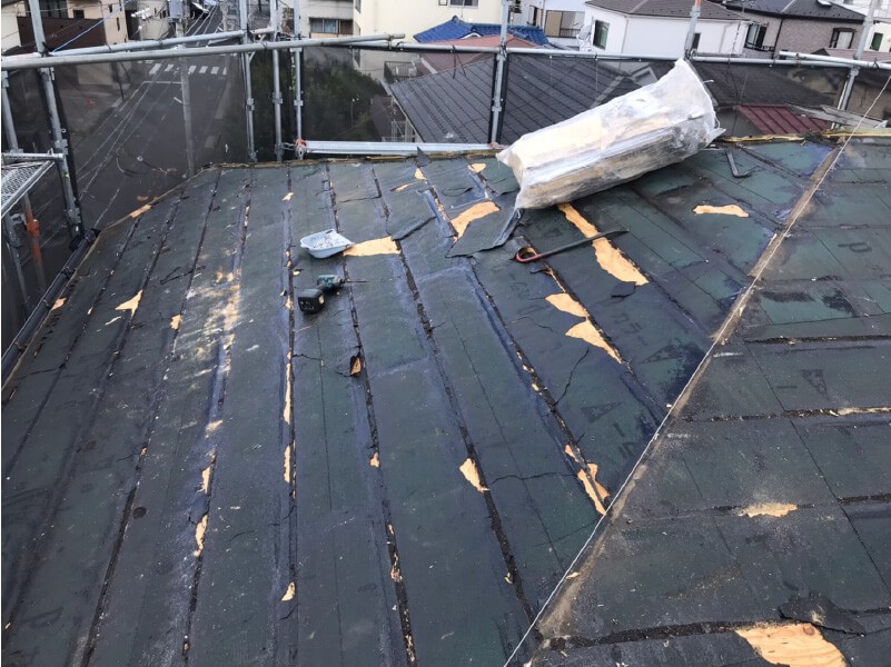 川口市の屋根葺き替え工事の屋根材の撤去