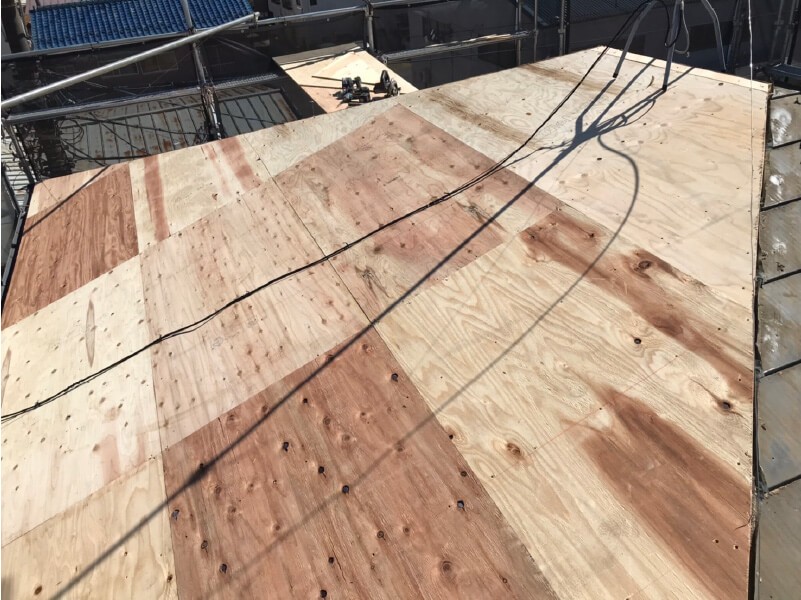 川口市の屋根葺き替え工事の野地板の設置
