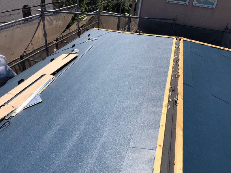 世田谷区の屋根リフォームのガルバリウム鋼板の設置