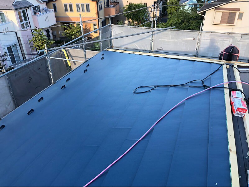 世田谷区の屋根リフォームのガルバリウム鋼板の設置