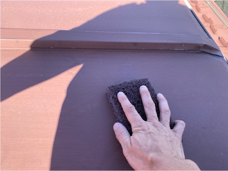 横浜市の屋根塗装のケレン作業