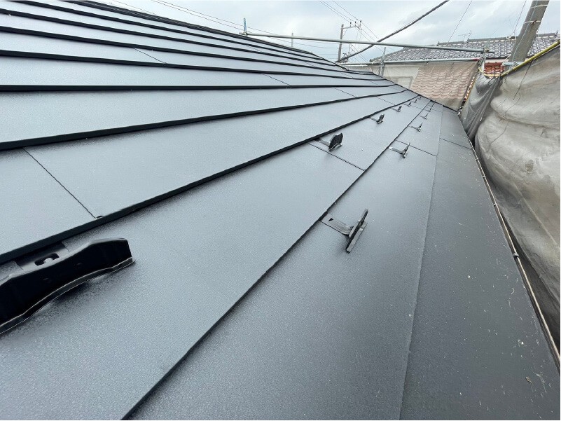 江戸川区の屋根葺き替え工事のガルバリウム鋼板の設置