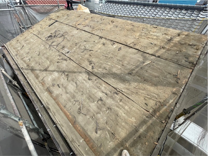 江戸川区の屋根葺き替え工事の瓦の撤去