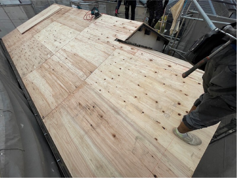 江戸川区の屋根葺き替え工事の野地板の設置