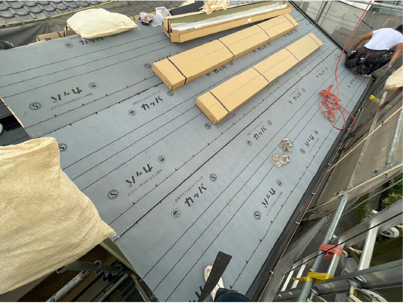 江戸川区の屋根葺き替え工事の防水シートの設置