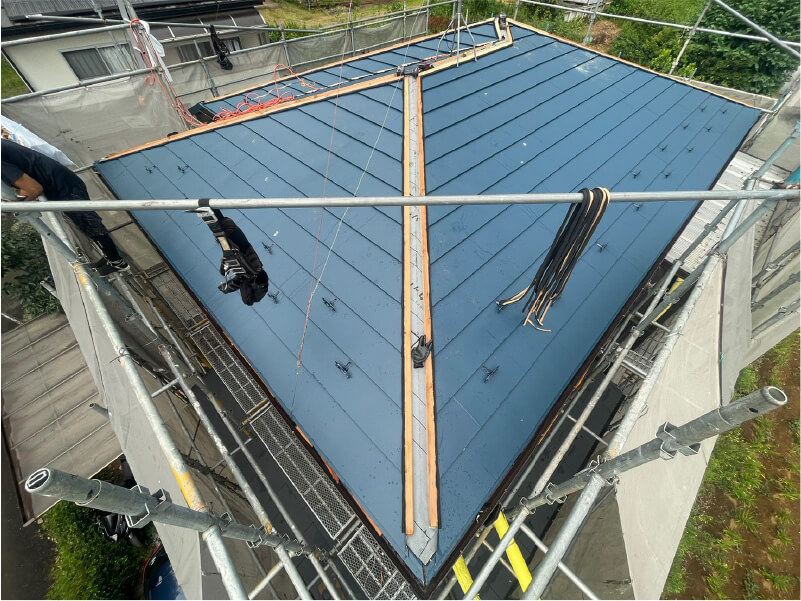 羽村市の屋根葺き替え工事のガルバリウム鋼板の設置