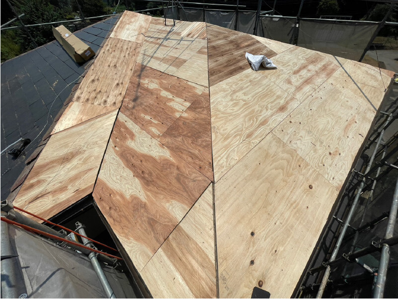 羽村市の屋根葺き替え工事の野地板の設置
