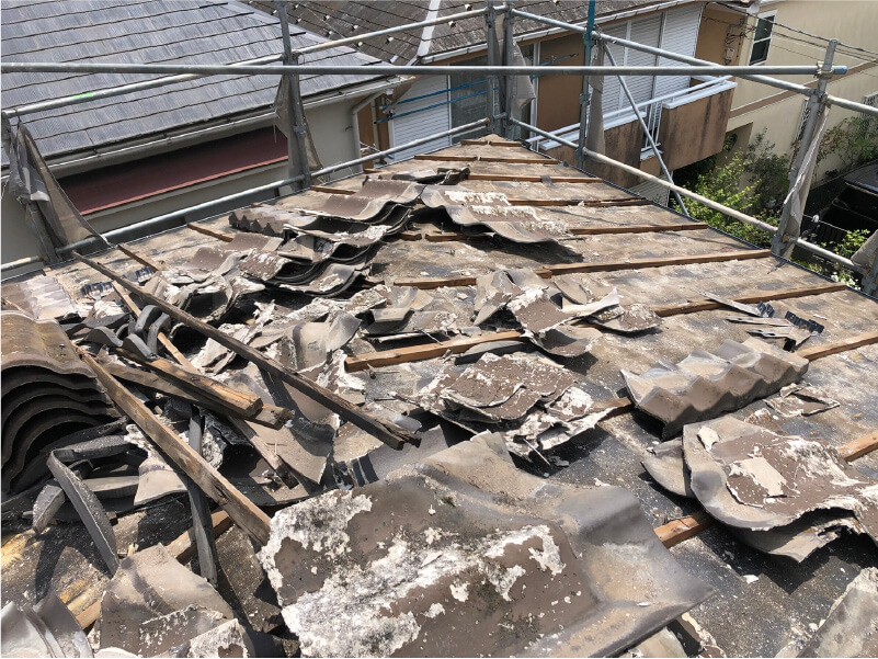 大田区の屋根葺き替え工事の既存の瓦の撤去