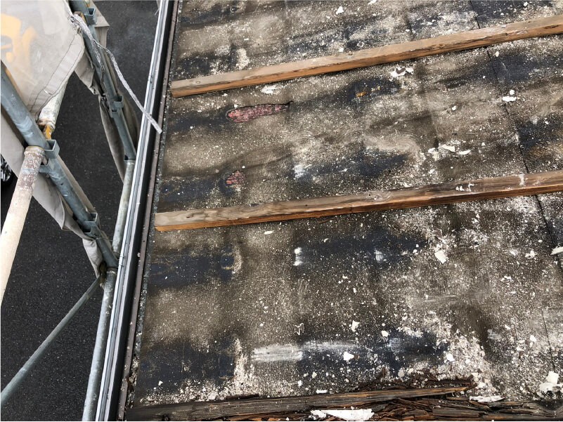 大田区の屋根葺き替え工事の既存の瓦の撤去