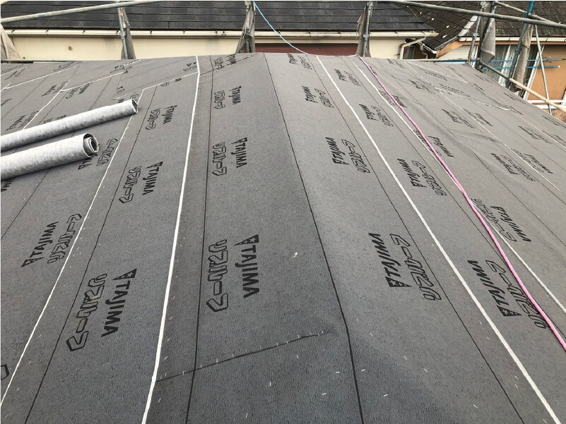 大田区の屋根葺き替え工事の防水シートの設置