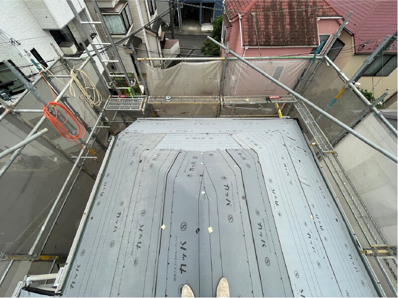 川崎市の屋根カバー工法の防水シートの設置
