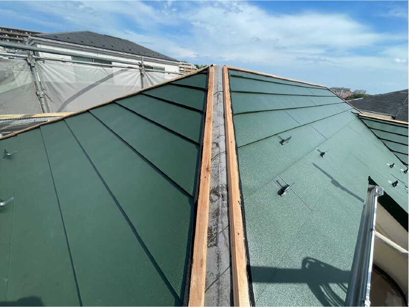 川崎市の屋根カバー工法のガルバリウム鋼板の施工