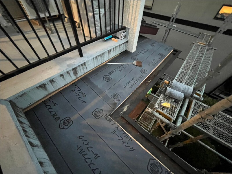 大田区の屋根の葺き替え工事の防水シートの設置