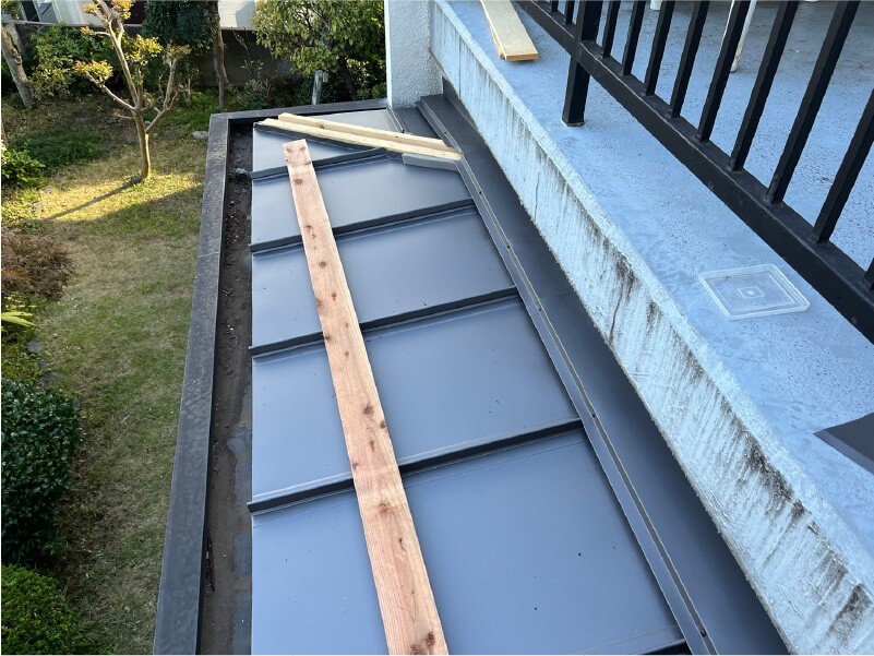 大田区の屋根の葺き替え工事のガルバリウム鋼板の設置