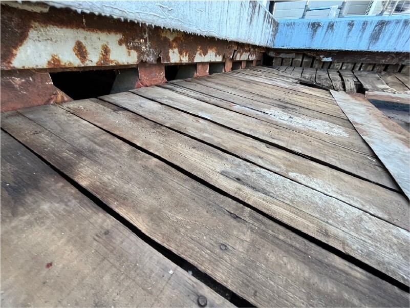 大田区の屋根の葺き替え工事の既存の屋根材の撤去