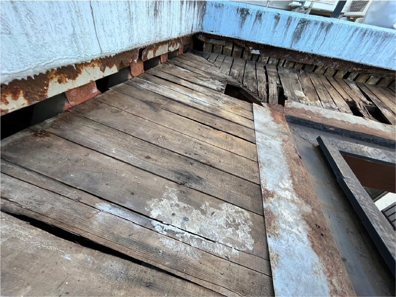 大田区の屋根の葺き替え工事の既存の屋根材の撤去