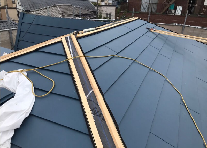 さいたま市の屋根リフォームのガルバリウム鋼板の設置