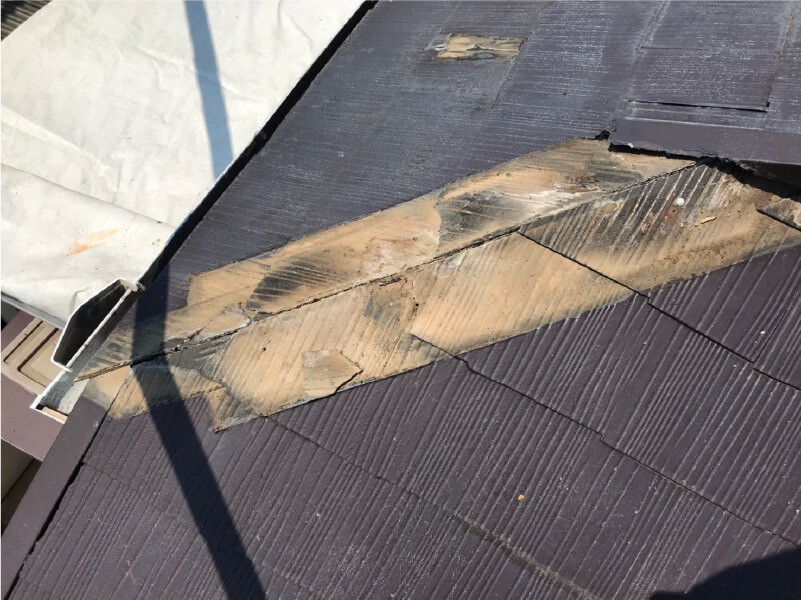 狭山市の屋根リフォームの棟板金の撤去の様子